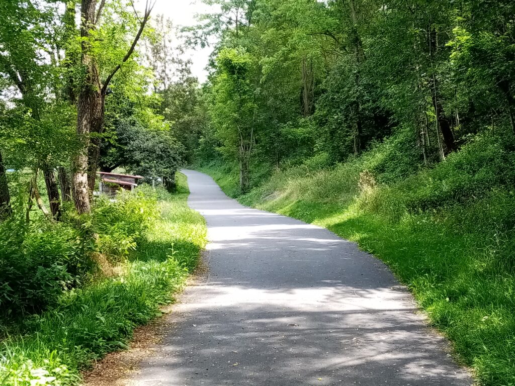 voie verte à roche la moliere axe couronne ouest du plan vélo metropolitain de saint-etienne metropole vallée riviere egotay lotissement et rue egotay 