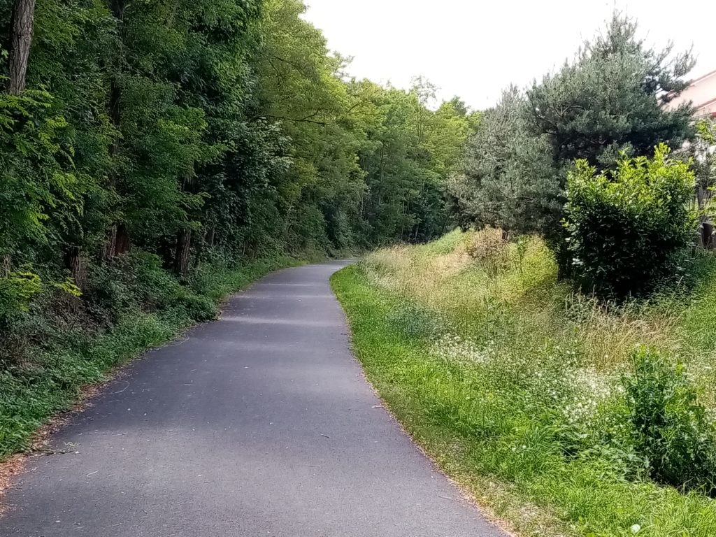 voie verte à roche la moliere axe couronne ouest du plan vélo metropolitain de saint-etienne metropole acces zone industrielle charles chana à roche la moliere