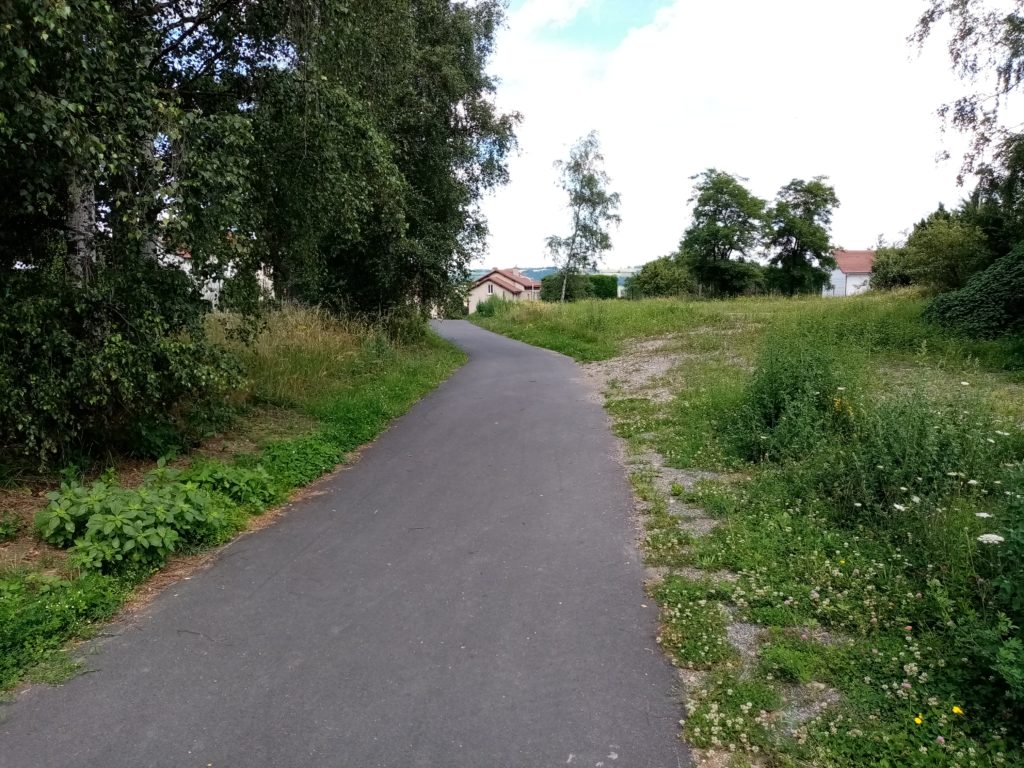 voie verte à roche la moliere axe couronne ouest du plan vélo metropolitain de saint-etienne metropole parking relais P+R Bourgeat rue des piqueurs de fond acces voie verte roche la moliere stationnement voiture 