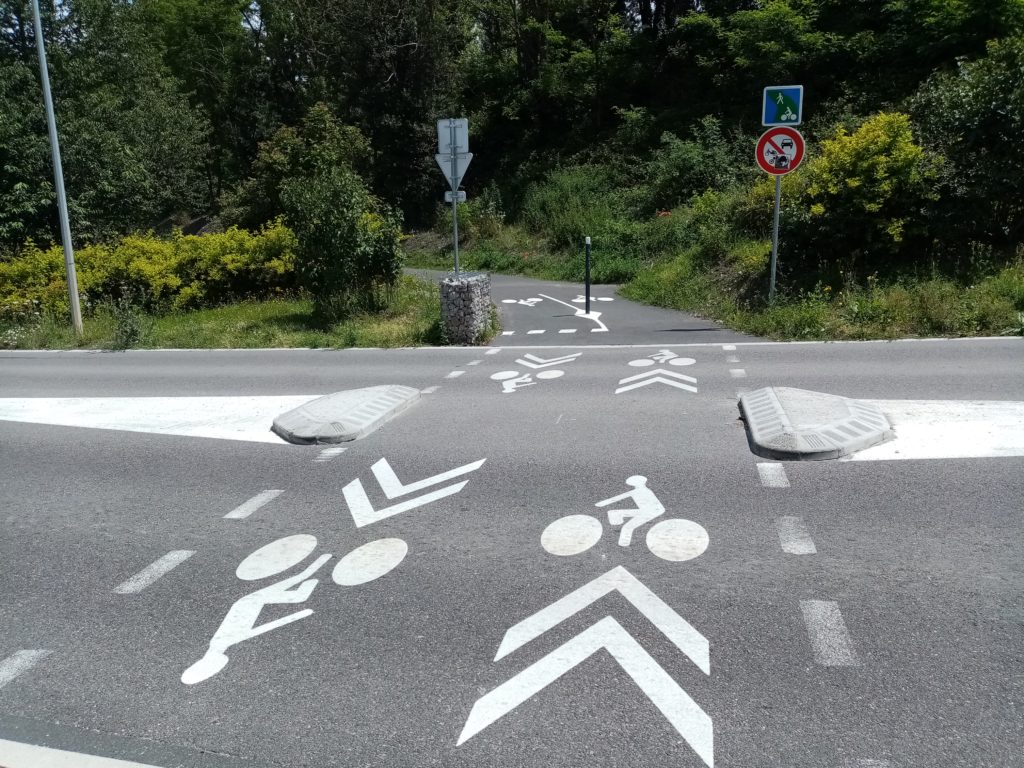 voie verte à roche la moliere axe couronne ouest du plan vélo metropolitain de saint-etienne metropole traversée sécurisée bd puit charles entrée ZI Charles Chana